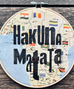 Stickrahmenbild HAKUNA MATATA  auf Vintage Atlantenblatt Afrika