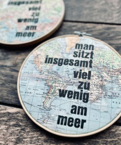 Stickrahmenbild -man sitzt insgesamt viel zu wenig am meer- auf Atlas  19cm