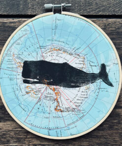 Stickrahmenbild WAL auf einem Vintage Atlantenblatt Antarktis