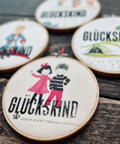 Stickrahmenbild *Glückskind* auf vintage Kinderbuchblatt