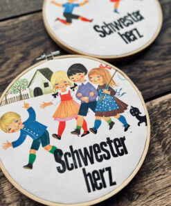 Stickrahmenbild *Schwesterherz* auf Kinderbuchblatt