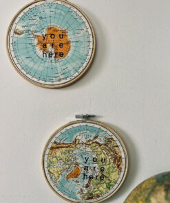 Stickrahmenbild YOU ARE HERE auf einem Vintage Atlantenblatt Nordpol oder Südpol