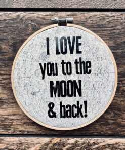 Stickrahmenbild *to the moon & back!* auf Atlantenblatt Mond