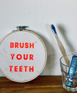 Stickrahmenbild 'BRUSH YOUR TEETH'